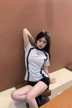 Retro Color-Blocked Raglan Short Sleeve T-Shirt for Women, Slim Fit Sporty Top, Summer Style for Trendy Girls