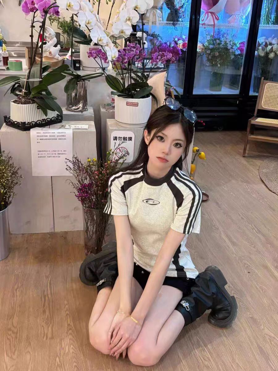 Retro Color-Blocked Raglan Short Sleeve T-Shirt for Women, Slim Fit Sporty Top, Summer Style for Trendy Girls Retro Color-Blocked Raglan Short Sleeve T-Shirt for Women, Slim Fit Sporty Top, Summer Style for Trendy Girls