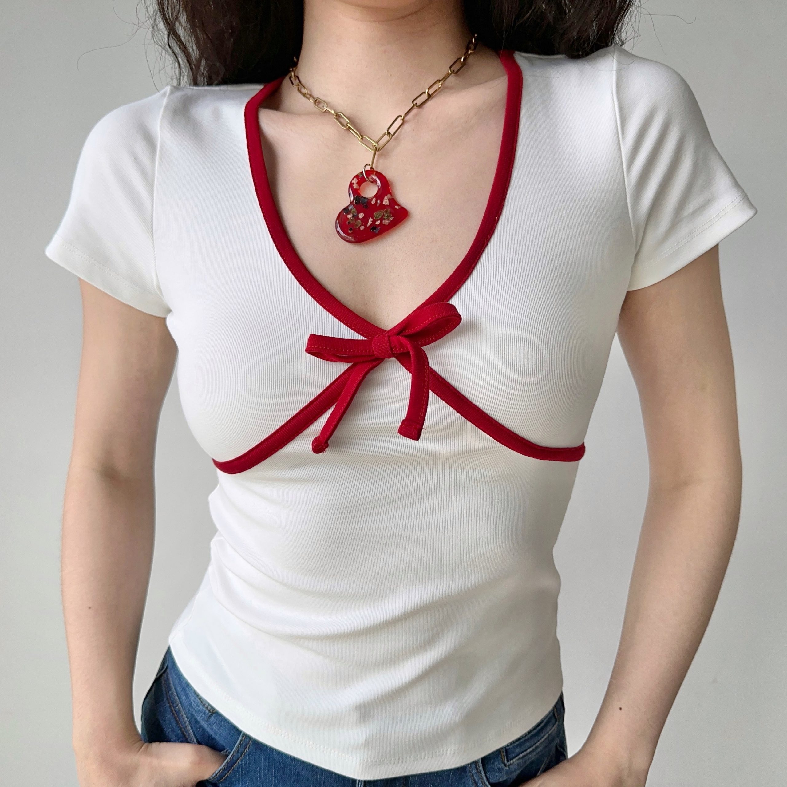 Retro Color-Blocking Bow Detail White T-Shirt for Women - Slim Fit Short Sleeve Top - European American Style Summer Fashion Retro Color-Blocking Bow Detail White T-Shirt for Women - Slim Fit Short Sleeve Top - European American Style Summer Fashion