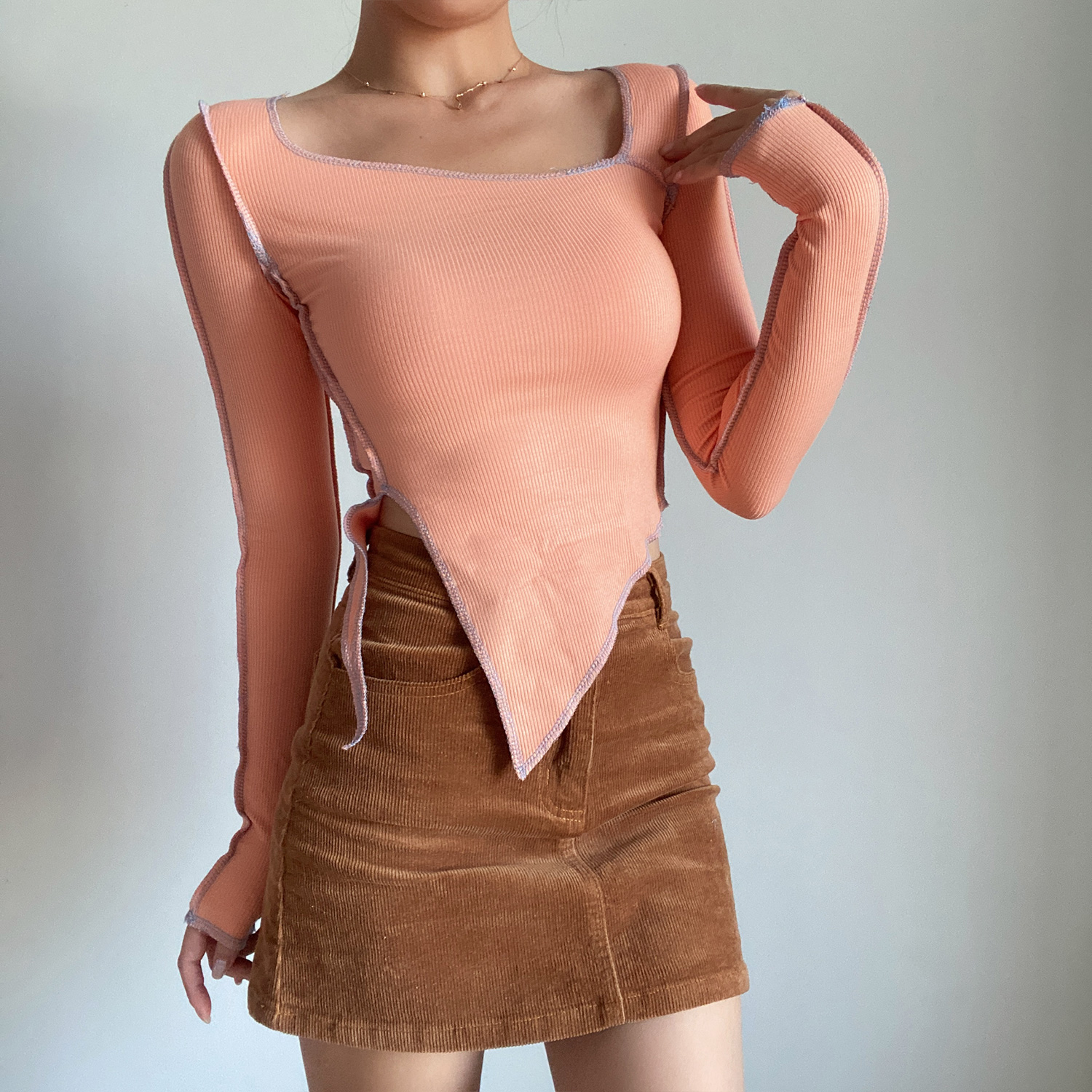 Retro Cute Color-Block Long Sleeve T-Shirt with Irregular Hem and Side Slit - Slim Fit Waist-Cinching Solid Color Top Retro Cute Color-Block Long Sleeve T-Shirt with Irregular Hem and Side Slit - Slim Fit Waist-Cinching Solid Color Top