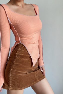 Retro Cute Color-Block Long Sleeve T-Shirt with Irregular Hem and Side Slit - Slim Fit Waist-Cinching Solid Color Top