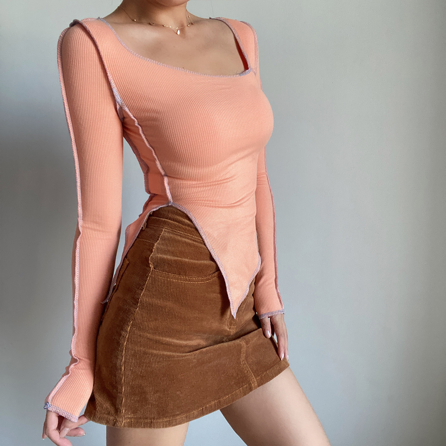 Retro Cute Color-Block Long Sleeve T-Shirt with Irregular Hem and Side Slit - Slim Fit Waist-Cinching Solid Color Top Retro Cute Color-Block Long Sleeve T-Shirt with Irregular Hem and Side Slit - Slim Fit Waist-Cinching Solid Color Top