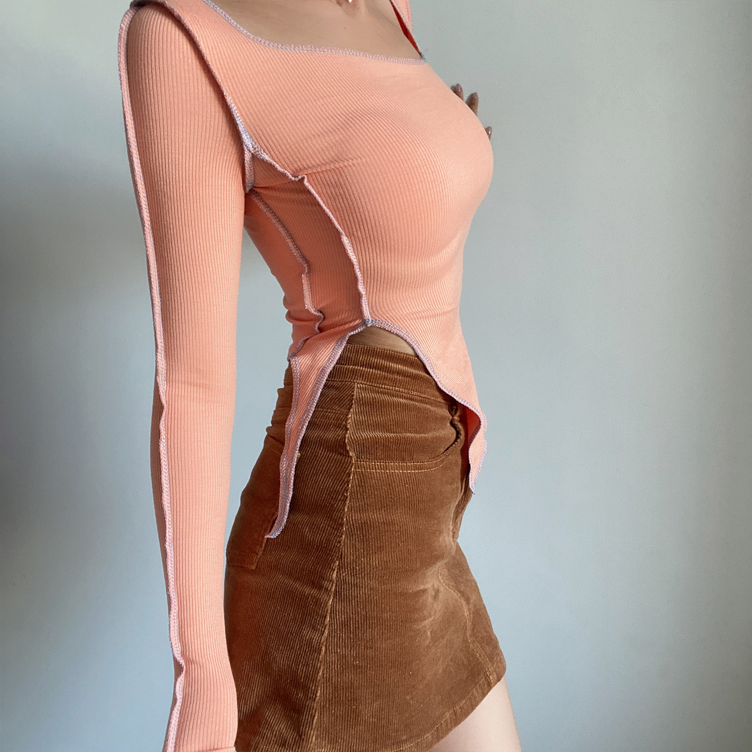 Retro Cute Color-Block Long Sleeve T-Shirt with Irregular Hem and Side Slit - Slim Fit Waist-Cinching Solid Color Top Retro Cute Color-Block Long Sleeve T-Shirt with Irregular Hem and Side Slit - Slim Fit Waist-Cinching Solid Color Top