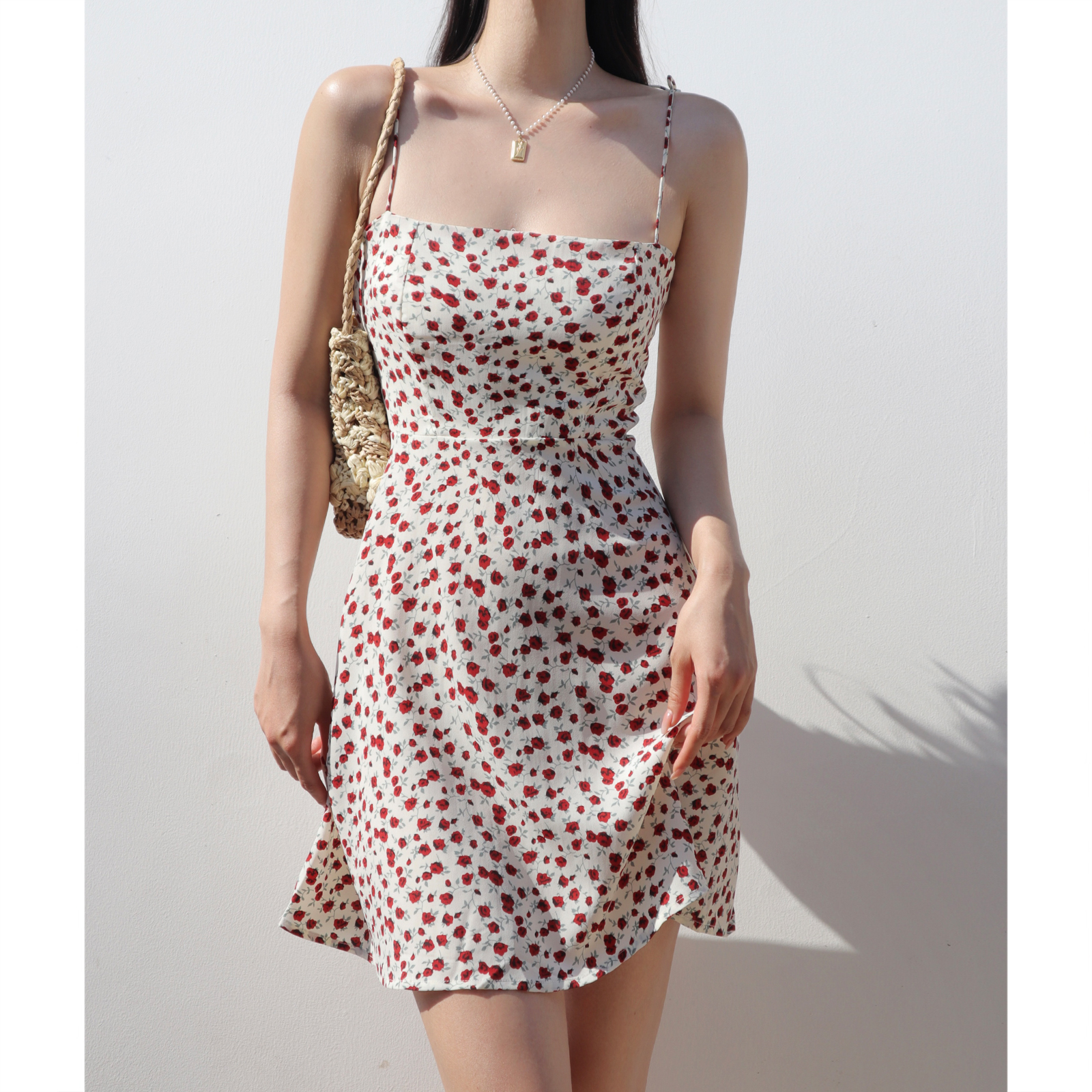 Retro Floral Spaghetti Strap Short Dress in White and Red - Fitted Sexy Vacation Style for Girls Retro Floral Spaghetti Strap Short Dress in White and Red - Fitted Sexy Vacation Style for Girls