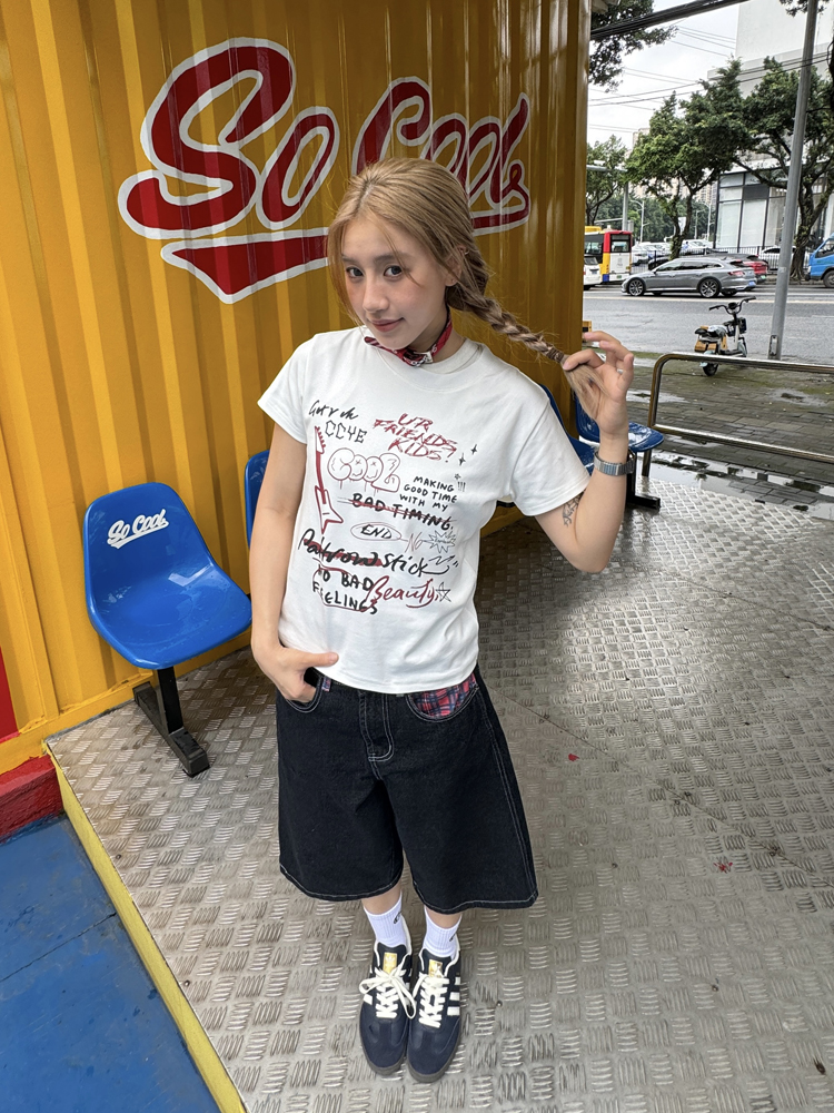 Retro Graffiti Hand-Painted Short Sleeve T-Shirt for Women - Casual Summer Top in American Style, Y2K Vibe Retro Graffiti Hand-Painted Short Sleeve T-Shirt for Women - Casual Summer Top in American Style, Y2K Vibe