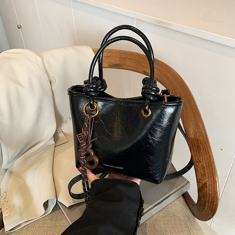 Retro Handheld Bucket Bag for Women - Minimalist Casual Shoulder Bag, 2025 Autumn Winter Style, Korean Fashion Trend Retro Handheld Bucket Bag for Women - Minimalist Casual Shoulder Bag, 2025 Autumn Winter Style, Korean Fashion Trend