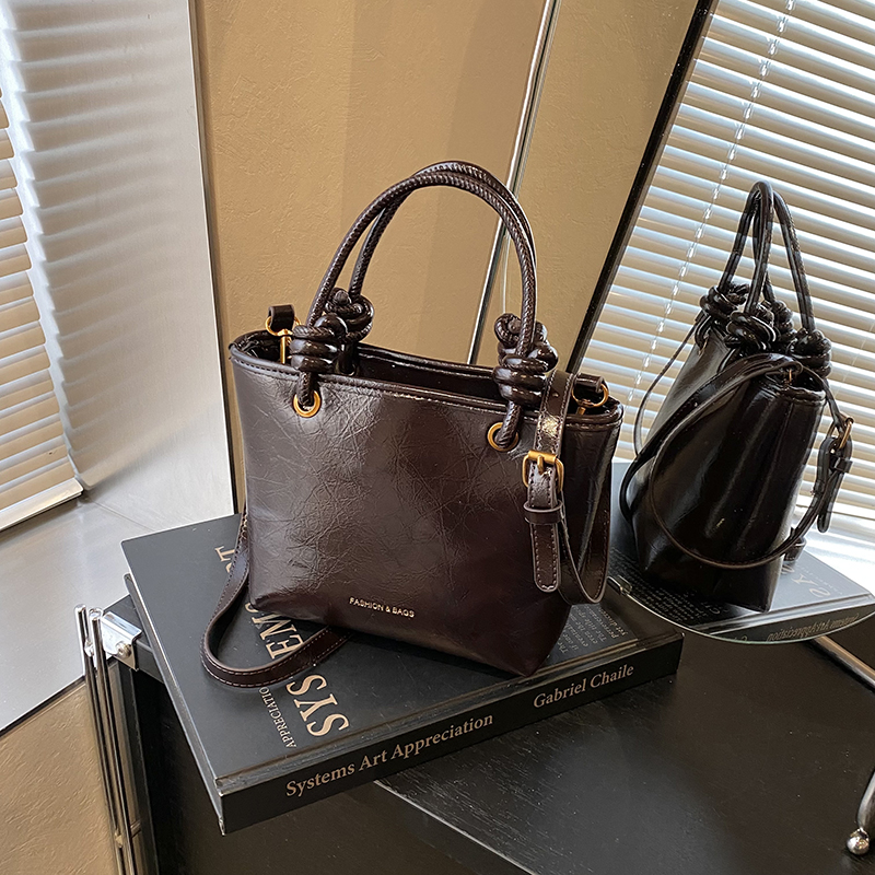 Retro Handheld Bucket Bag for Women - Minimalist Casual Shoulder Bag, 2025 Autumn Winter Style, Korean Fashion Trend Retro Handheld Bucket Bag for Women - Minimalist Casual Shoulder Bag, 2025 Autumn Winter Style, Korean Fashion Trend