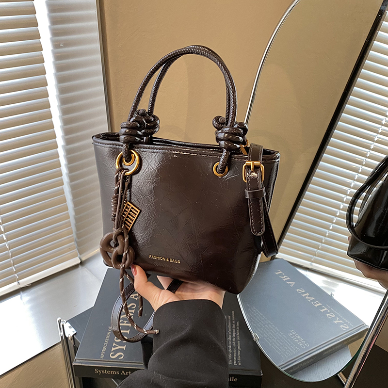 Retro Handheld Bucket Bag for Women - Minimalist Casual Shoulder Bag, 2025 Autumn Winter Style, Korean Fashion Trend Retro Handheld Bucket Bag for Women - Minimalist Casual Shoulder Bag, 2025 Autumn Winter Style, Korean Fashion Trend