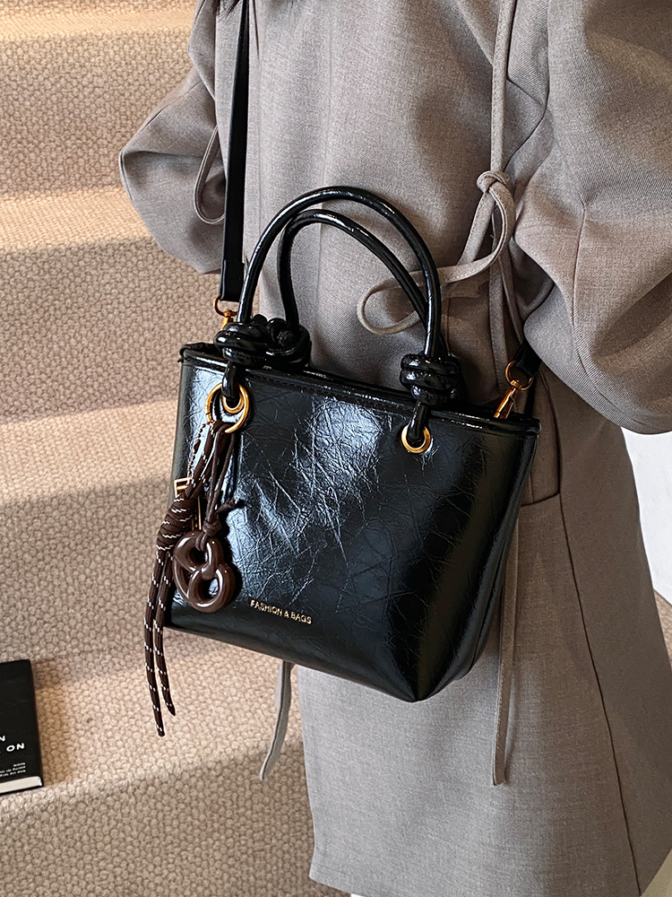 Retro Handheld Bucket Bag for Women - Minimalist Casual Shoulder Bag, 2025 Autumn Winter Style, Korean Fashion Trend Retro Handheld Bucket Bag for Women - Minimalist Casual Shoulder Bag, 2025 Autumn Winter Style, Korean Fashion Trend