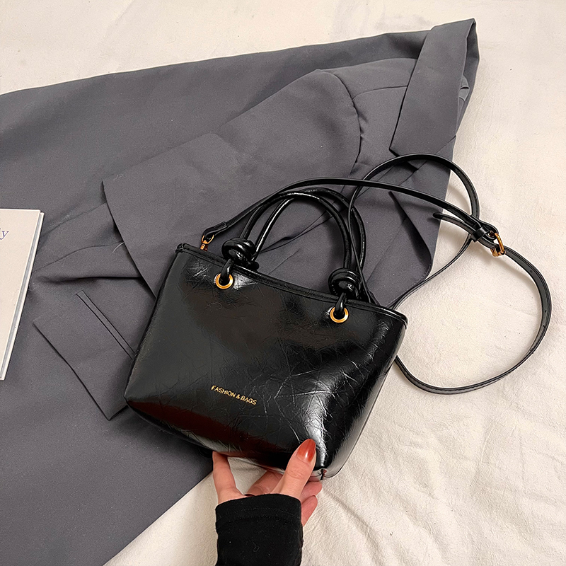 Retro Handheld Bucket Bag for Women - Minimalist Casual Shoulder Bag, 2025 Autumn Winter Style, Korean Fashion Trend Retro Handheld Bucket Bag for Women - Minimalist Casual Shoulder Bag, 2025 Autumn Winter Style, Korean Fashion Trend