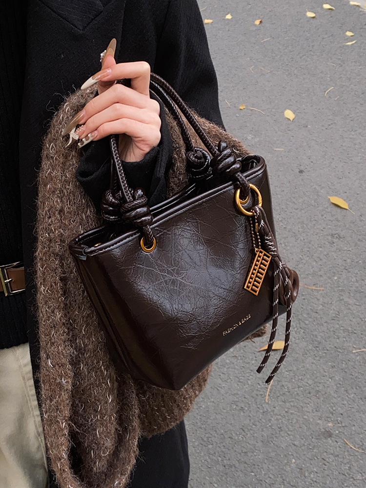 Retro Handheld Bucket Bag for Women - Minimalist Casual Shoulder Bag, 2025 Autumn Winter Style, Korean Fashion Trend Retro Handheld Bucket Bag for Women - Minimalist Casual Shoulder Bag, 2025 Autumn Winter Style, Korean Fashion Trend