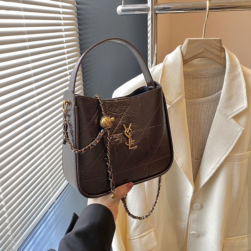 Retro High-End Oil Wax Leather Bucket Bag for Women - Trendy Versatile Shoulder Bag for Winter 2025 Fashion Retro High-End Oil Wax Leather Bucket Bag for Women - Trendy Versatile Shoulder Bag for Winter 2025 Fashion