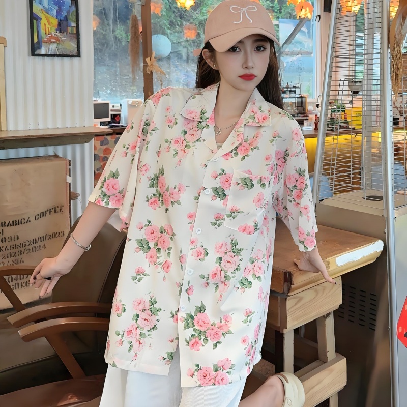 Retro Hong Kong Style Short-Sleeved Floral Shirt for Women - Hawaiian Batik Collar Loose Casual Top for Seaside Vacation Retro Hong Kong Style Short-Sleeved Floral Shirt for Women - Hawaiian Batik Collar Loose Casual Top for Seaside Vacation