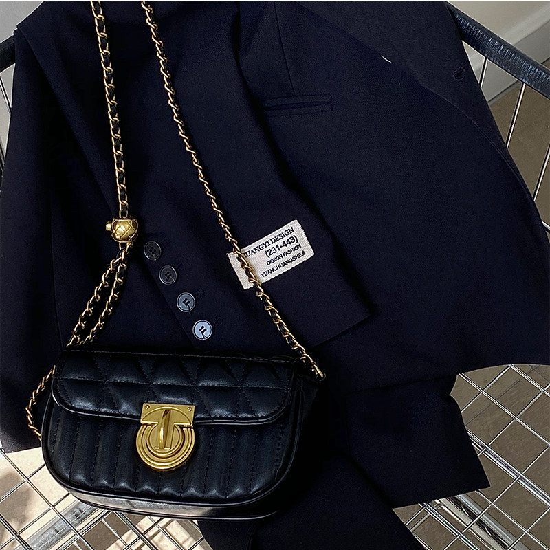 Retro Lock Buckle Chain Shoulder Crossbody Bag for Women - Spring Summer 2025 Niche Design Small Bag Retro Lock Buckle Chain Shoulder Crossbody Bag for Women - Spring Summer 2025 Niche Design Small Bag