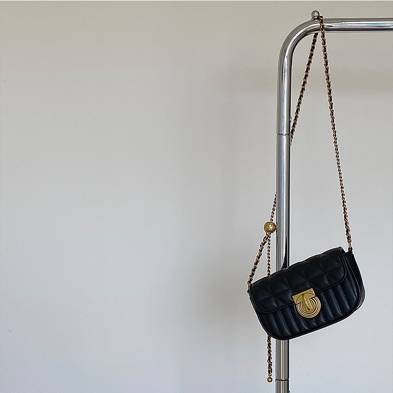 Retro Lock Buckle Chain Shoulder Crossbody Bag for Women - Spring Summer 2025 Niche Design Small Bag Retro Lock Buckle Chain Shoulder Crossbody Bag for Women - Spring Summer 2025 Niche Design Small Bag