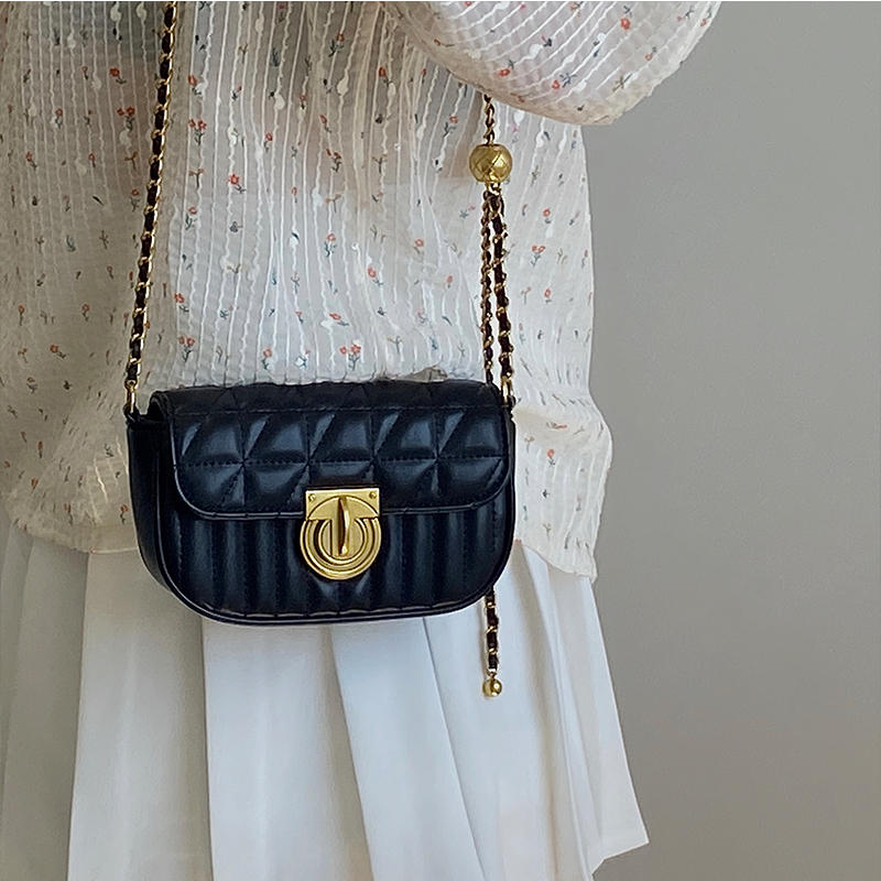 Retro Lock Buckle Chain Shoulder Crossbody Bag for Women - Spring Summer 2025 Niche Design Small Bag Retro Lock Buckle Chain Shoulder Crossbody Bag for Women - Spring Summer 2025 Niche Design Small Bag