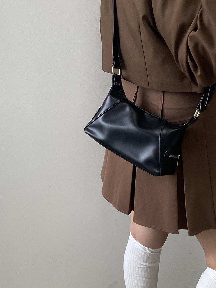 Retro Motorcycle Style Women's Crossbody Bag - Versatile Small Shoulder Bag for Casual Street Fashion Retro Motorcycle Style Women's Crossbody Bag - Versatile Small Shoulder Bag for Casual Street Fashion