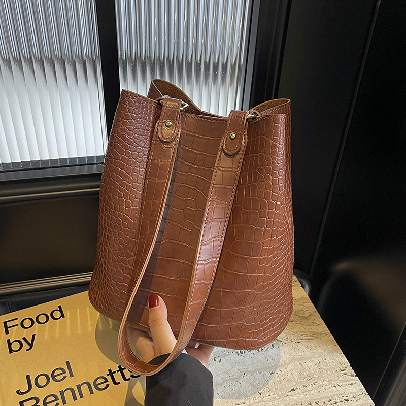 Retro Niche Design Shoulder Crossbody Bucket Bag for Women - High-End Mother-Daughter Style, 2025 Trendy Fashion Accessory Retro Niche Design Shoulder Crossbody Bucket Bag for Women - High-End Mother-Daughter Style, 2025 Trendy Fashion Accessory