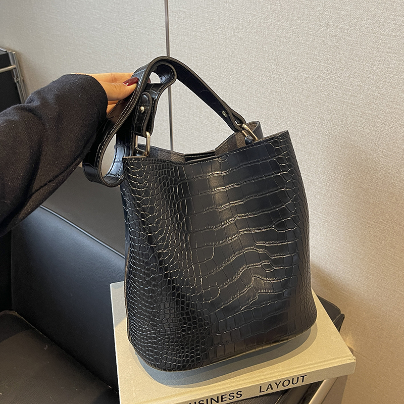 Retro Niche Design Shoulder Crossbody Bucket Bag for Women - High-End Mother-Daughter Style, 2025 Trendy Fashion Accessory Retro Niche Design Shoulder Crossbody Bucket Bag for Women - High-End Mother-Daughter Style, 2025 Trendy Fashion Accessory