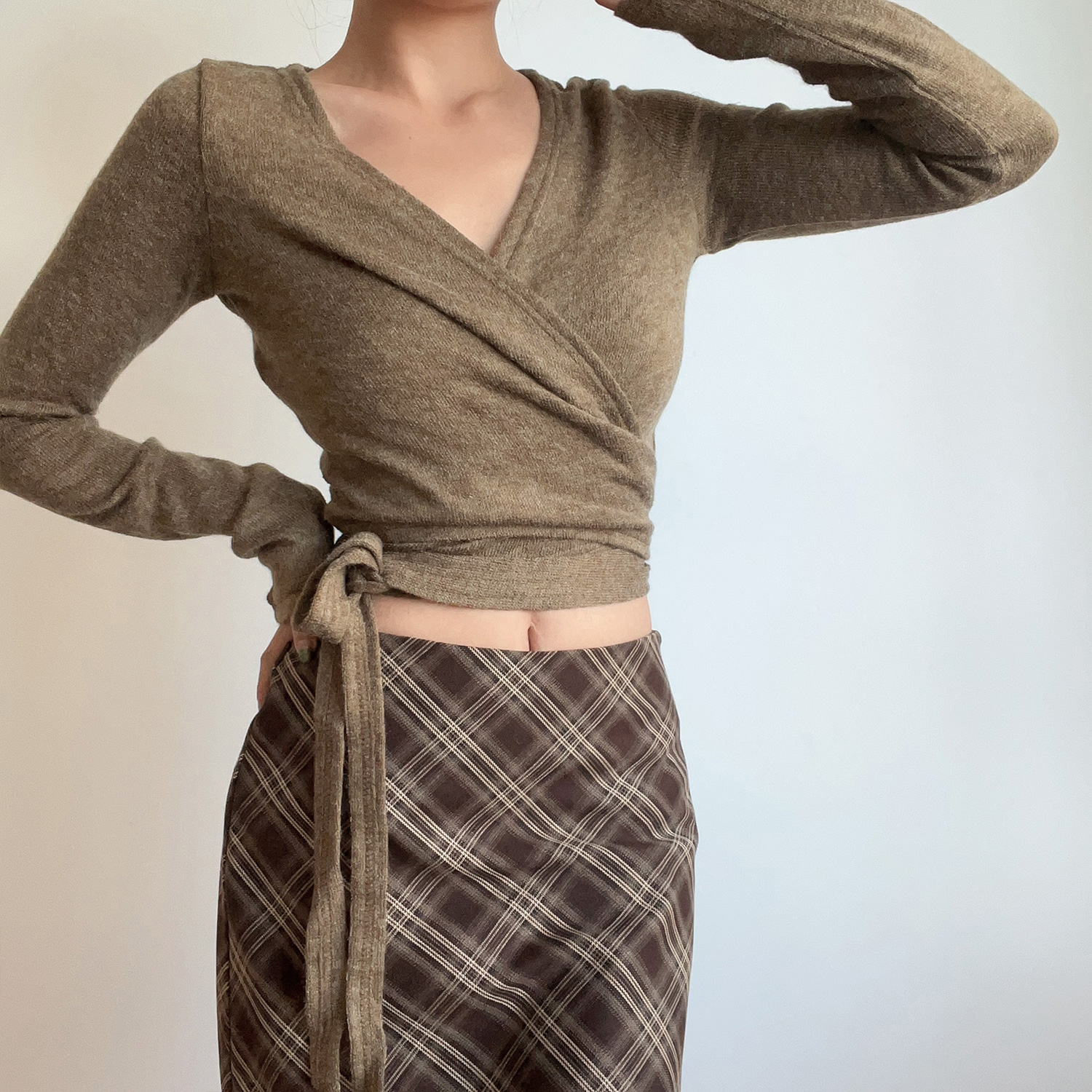 Retro Sexy V-Neck One-Piece Tie High-Waisted Short Slim-Fit Long Sleeve Knit Top for Y2K and 90s Fashion Lovers Retro Sexy V-Neck One-Piece Tie High-Waisted Short Slim-Fit Long Sleeve Knit Top for Y2K and 90s Fashion Lovers