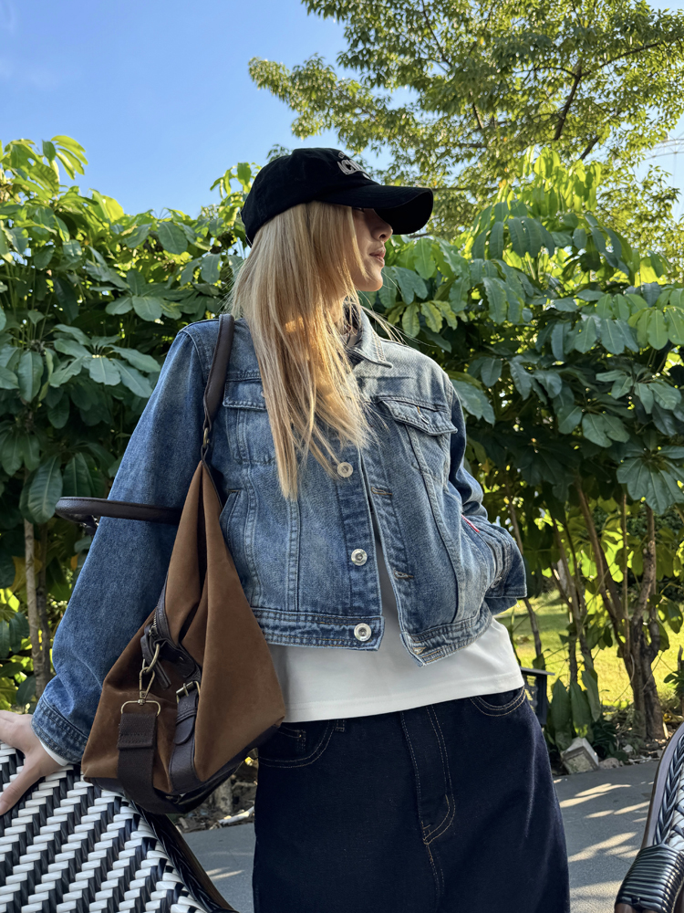 Retro Slim-Fit Denim Jacket for Women - American Style with Lapel, Versatile Splicing, Perfect for Autumn Fashion Retro Slim-Fit Denim Jacket for Women - American Style with Lapel, Versatile Splicing, Perfect for Autumn Fashion