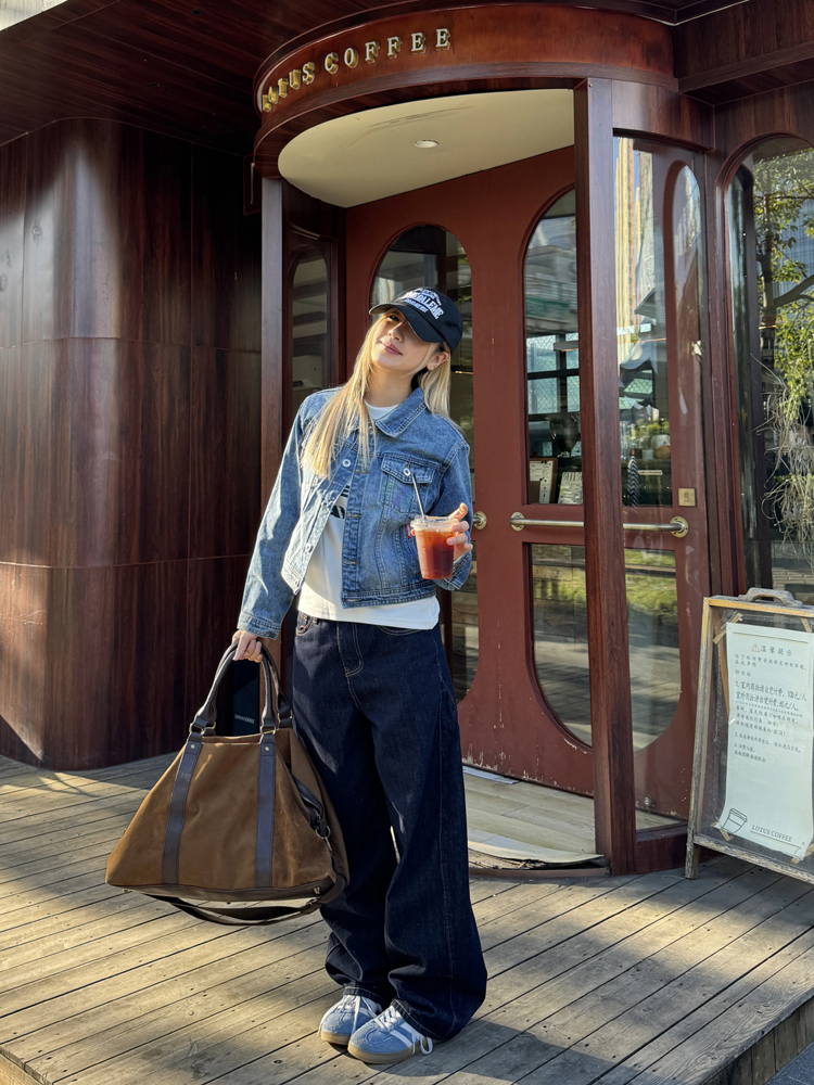 Retro Slim-Fit Denim Jacket for Women - American Style with Lapel, Versatile Splicing, Perfect for Autumn Fashion Retro Slim-Fit Denim Jacket for Women - American Style with Lapel, Versatile Splicing, Perfect for Autumn Fashion