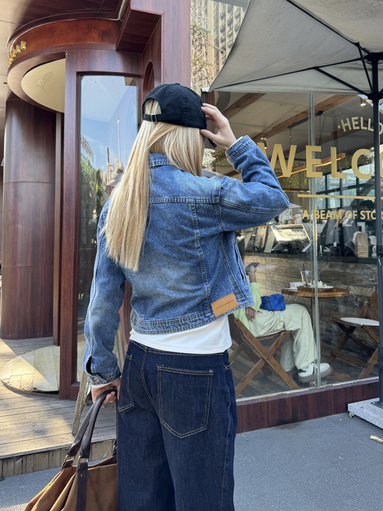 Retro Slim-Fit Denim Jacket for Women - American Style with Lapel, Versatile Splicing, Perfect for Autumn Fashion Retro Slim-Fit Denim Jacket for Women - American Style with Lapel, Versatile Splicing, Perfect for Autumn Fashion