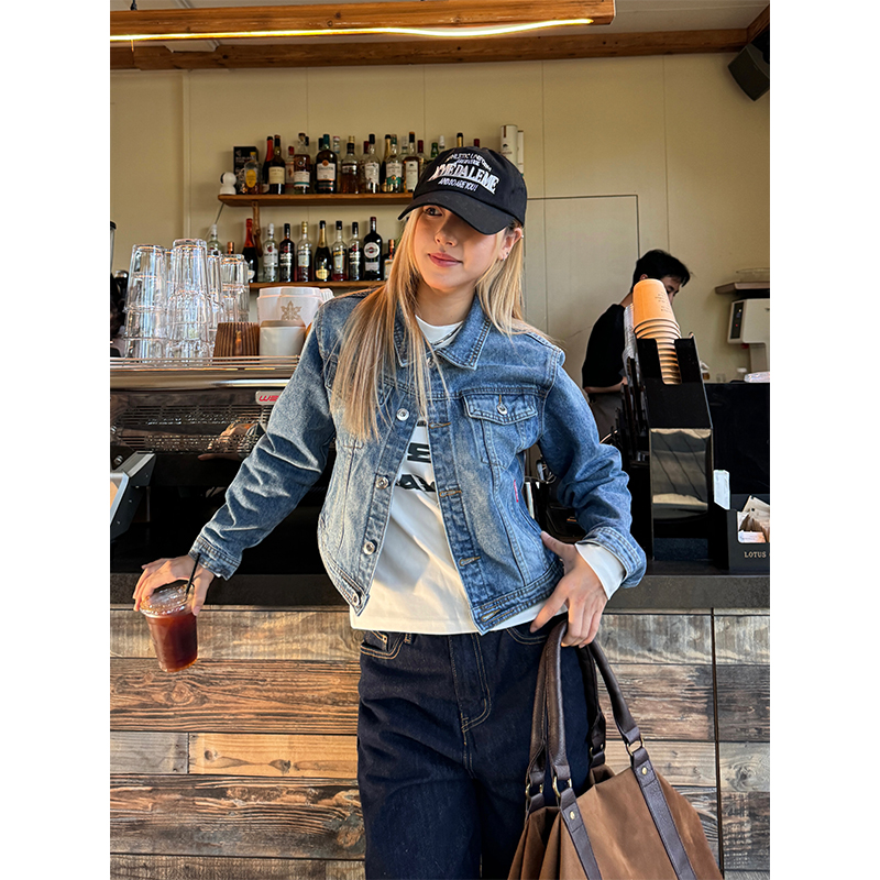 Retro Slim-Fit Denim Jacket for Women - American Style with Lapel, Versatile Splicing, Perfect for Autumn Fashion Retro Slim-Fit Denim Jacket for Women - American Style with Lapel, Versatile Splicing, Perfect for Autumn Fashion