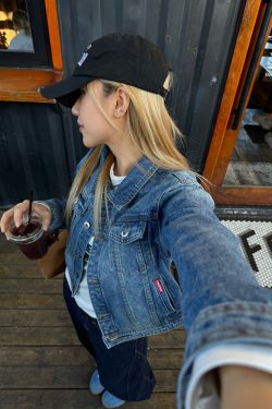 Retro Slim-Fit Denim Jacket for Women - American Style with Lapel, Versatile Splicing, Perfect for Autumn Fashion