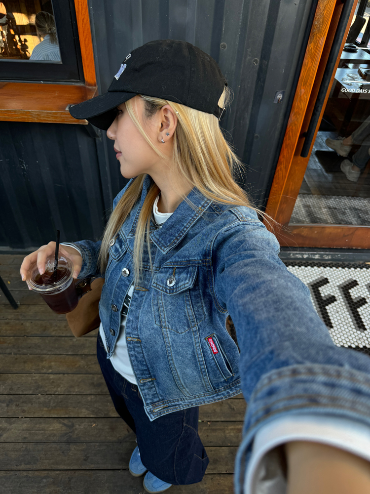 Retro Slim-Fit Denim Jacket for Women - American Style with Lapel, Versatile Splicing, Perfect for Autumn Fashion Retro Slim-Fit Denim Jacket for Women - American Style with Lapel, Versatile Splicing, Perfect for Autumn Fashion