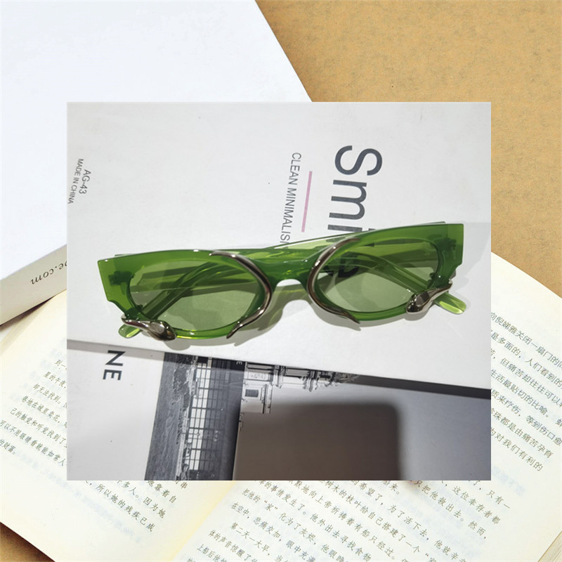 Retro Snake-Shaped Cat-Eye Sunglasses for Women - Millennium Style Korean Trendy Hip-Hop Party Eyewear Retro Snake-Shaped Cat-Eye Sunglasses for Women - Millennium Style Korean Trendy Hip-Hop Party Eyewear