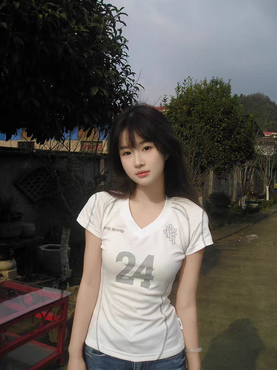 Retro V-Neck Short Sleeve Sports T-Shirt for Women – Slim Fit, Sexy Design, 2025 Summer Fashion, Perfect for Casual and Active Wear Retro V-Neck Short Sleeve Sports T-Shirt for Women – Slim Fit, Sexy Design, 2025 Summer Fashion, Perfect for Casual and Active Wear