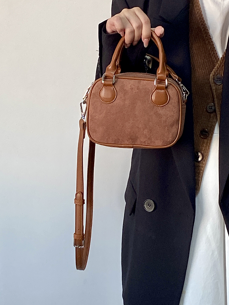 Retro Velvet Pillow Handbag for Women - Spring Summer Shoulder Crossbody Bag - Niche Design 2025 Retro Velvet Pillow Handbag for Women - Spring Summer Shoulder Crossbody Bag - Niche Design 2025