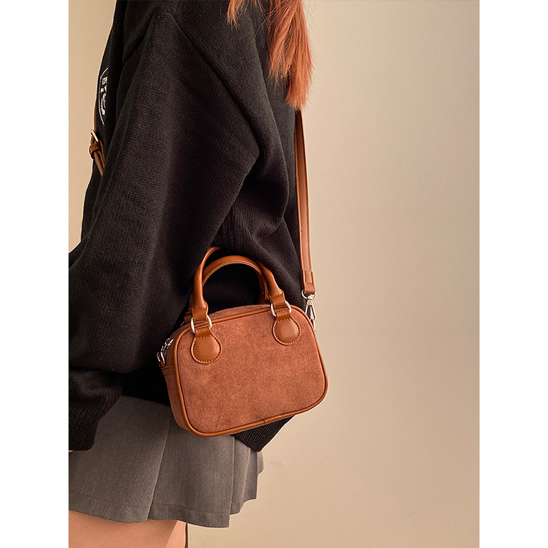 Retro Velvet Pillow Handbag for Women - Spring Summer Shoulder Crossbody Bag - Niche Design 2025 Retro Velvet Pillow Handbag for Women - Spring Summer Shoulder Crossbody Bag - Niche Design 2025