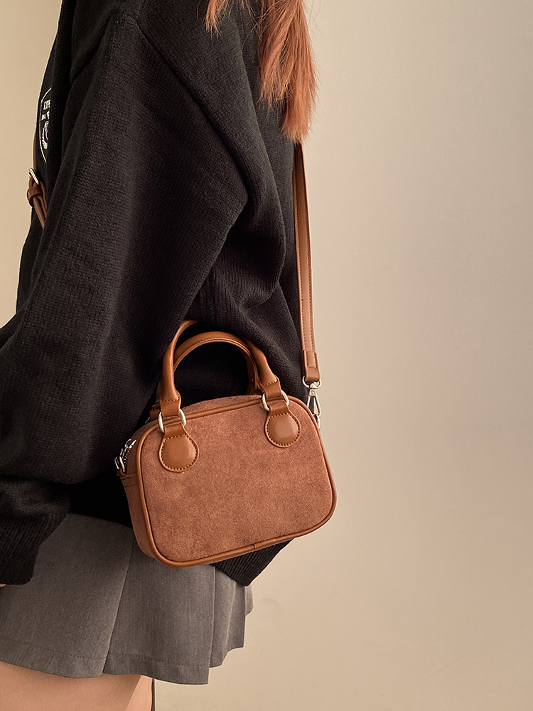 Retro Velvet Pillow Handbag for Women - Spring Summer Shoulder Crossbody Bag - Niche Design 2025 Retro Velvet Pillow Handbag for Women - Spring Summer Shoulder Crossbody Bag - Niche Design 2025