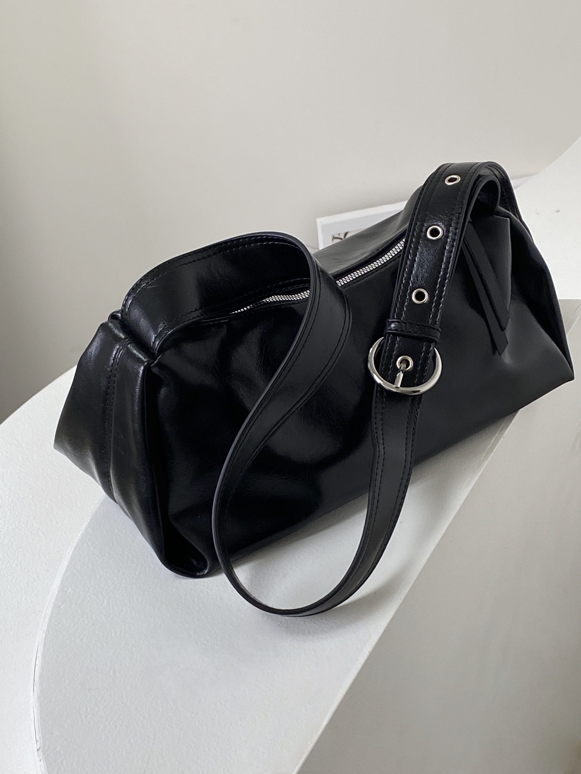 Retro Wide Shoulder Strap Tote Bag for Women - Spring Summer 2025 Cool Crossbody Design Retro Wide Shoulder Strap Tote Bag for Women - Spring Summer 2025 Cool Crossbody Design