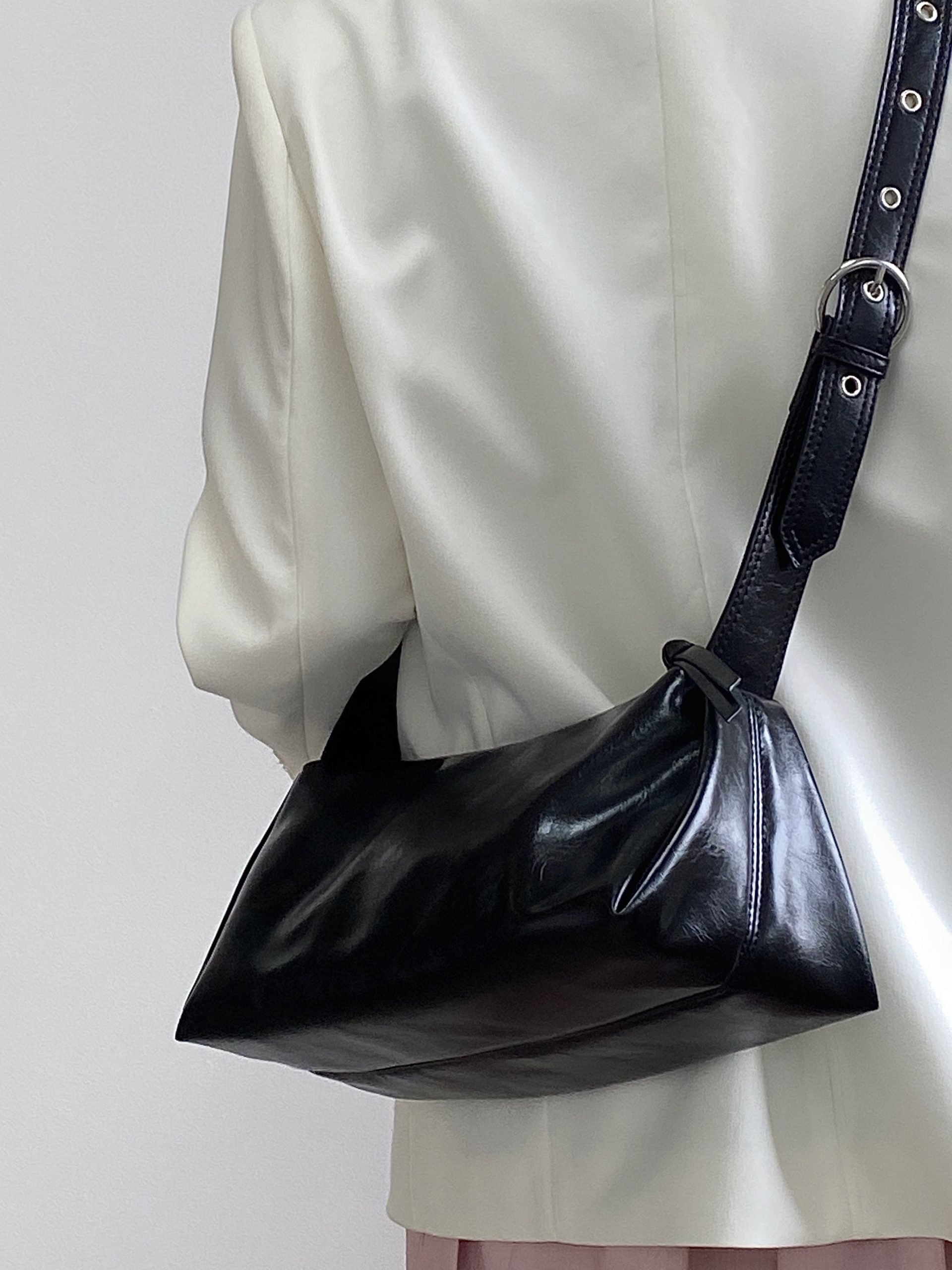 Retro Wide Shoulder Strap Tote Bag for Women - Spring Summer 2025 Cool Crossbody Design Retro Wide Shoulder Strap Tote Bag for Women - Spring Summer 2025 Cool Crossbody Design