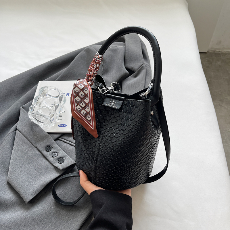 Retro Women's Bucket Bag - 2025 Autumn Style Diamond-Patterned Minimalist Shoulder Handbag Retro Women's Bucket Bag - 2025 Autumn Style Diamond-Patterned Minimalist Shoulder Handbag