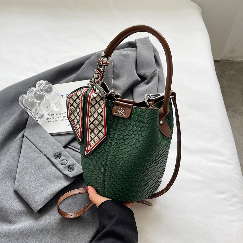 Retro Women's Bucket Bag - 2025 Autumn Style Diamond-Patterned Minimalist Shoulder Handbag Retro Women's Bucket Bag - 2025 Autumn Style Diamond-Patterned Minimalist Shoulder Handbag