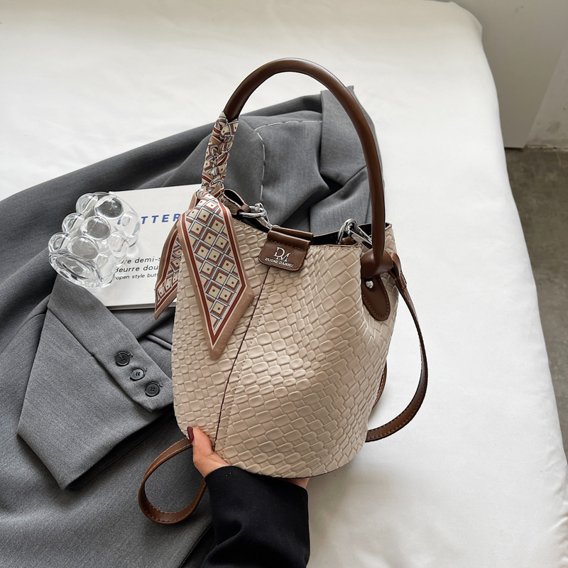 Retro Women's Bucket Bag - 2025 Autumn Style Diamond-Patterned Minimalist Shoulder Handbag Retro Women's Bucket Bag - 2025 Autumn Style Diamond-Patterned Minimalist Shoulder Handbag