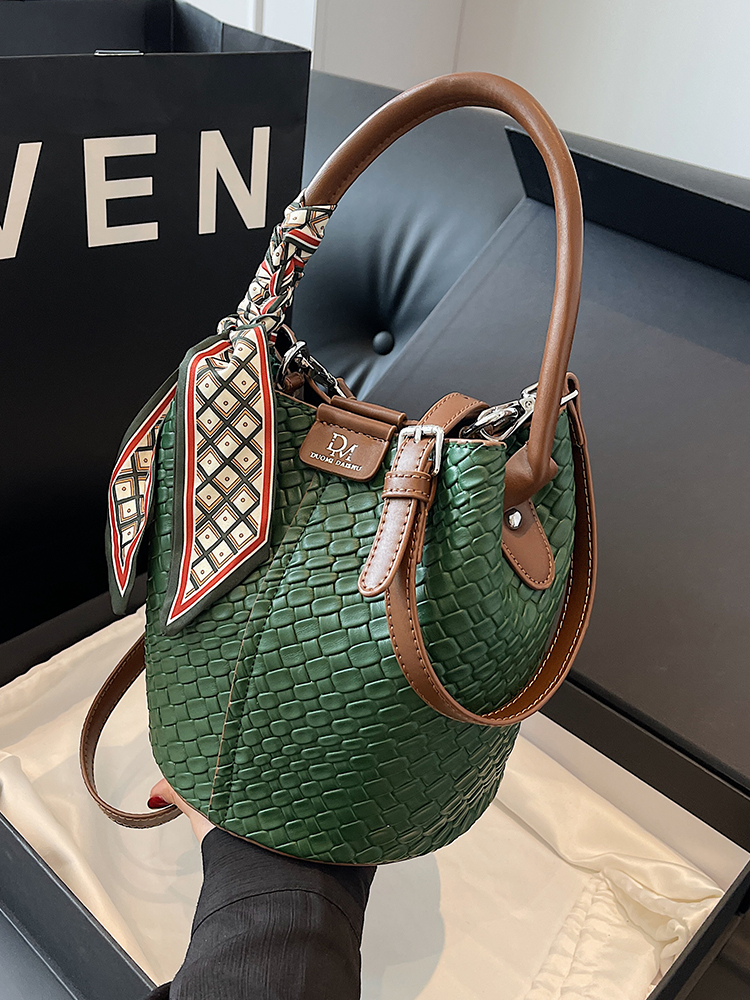 Retro Women's Bucket Bag - 2025 Autumn Style Diamond-Patterned Minimalist Shoulder Handbag Retro Women's Bucket Bag - 2025 Autumn Style Diamond-Patterned Minimalist Shoulder Handbag