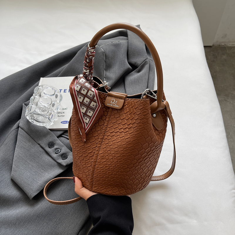 Retro Women's Bucket Bag - 2025 Autumn Style Diamond-Patterned Minimalist Shoulder Handbag Retro Women's Bucket Bag - 2025 Autumn Style Diamond-Patterned Minimalist Shoulder Handbag