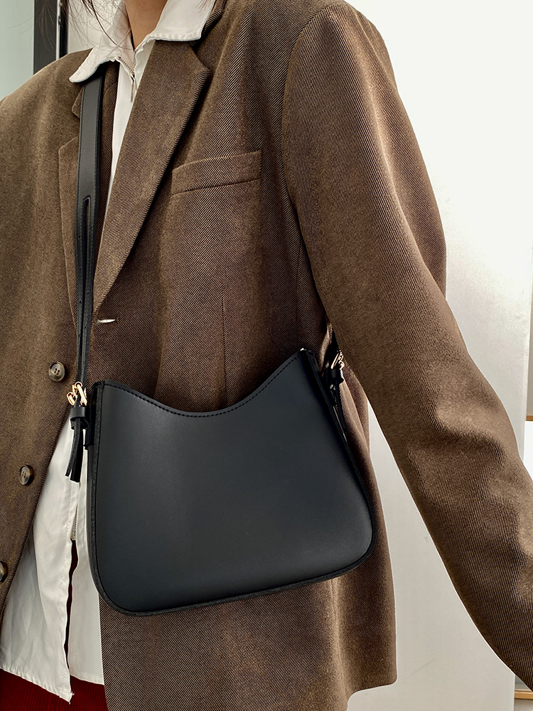 Retro Women's Underarm Saddle Bag - Versatile Crossbody Bag for Spring/Summer 2025, Trendy Niche Design, Chic and Stylish Retro Women's Underarm Saddle Bag - Versatile Crossbody Bag for Spring/Summer 2025, Trendy Niche Design, Chic and Stylish