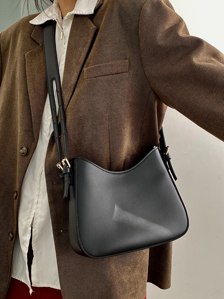 Retro Women's Underarm Saddle Bag - Versatile Crossbody Bag for Spring/Summer 2025, Trendy Niche Design, Chic and Stylish Retro Women's Underarm Saddle Bag - Versatile Crossbody Bag for Spring/Summer 2025, Trendy Niche Design, Chic and Stylish