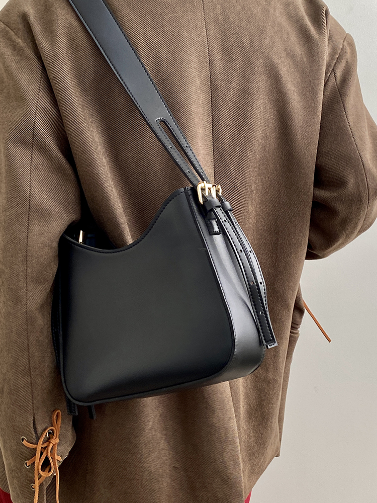 Retro Women's Underarm Saddle Bag - Versatile Crossbody Bag for Spring/Summer 2025, Trendy Niche Design, Chic and Stylish Retro Women's Underarm Saddle Bag - Versatile Crossbody Bag for Spring/Summer 2025, Trendy Niche Design, Chic and Stylish