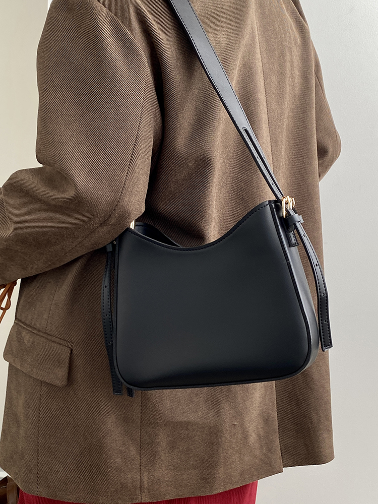 Retro Women's Underarm Saddle Bag - Versatile Crossbody Bag for Spring/Summer 2025, Trendy Niche Design, Chic and Stylish Retro Women's Underarm Saddle Bag - Versatile Crossbody Bag for Spring/Summer 2025, Trendy Niche Design, Chic and Stylish