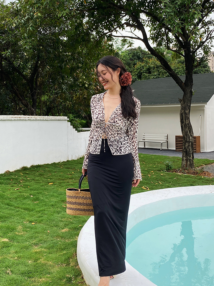 Reversible Long Skirt in Ice Silk Feel - High-End Fabric, Slim Fit, Elastic Waist, Luxe Style for Effortless Elegance Reversible Long Skirt in Ice Silk Feel - High-End Fabric, Slim Fit, Elastic Waist, Luxe Style for Effortless Elegance