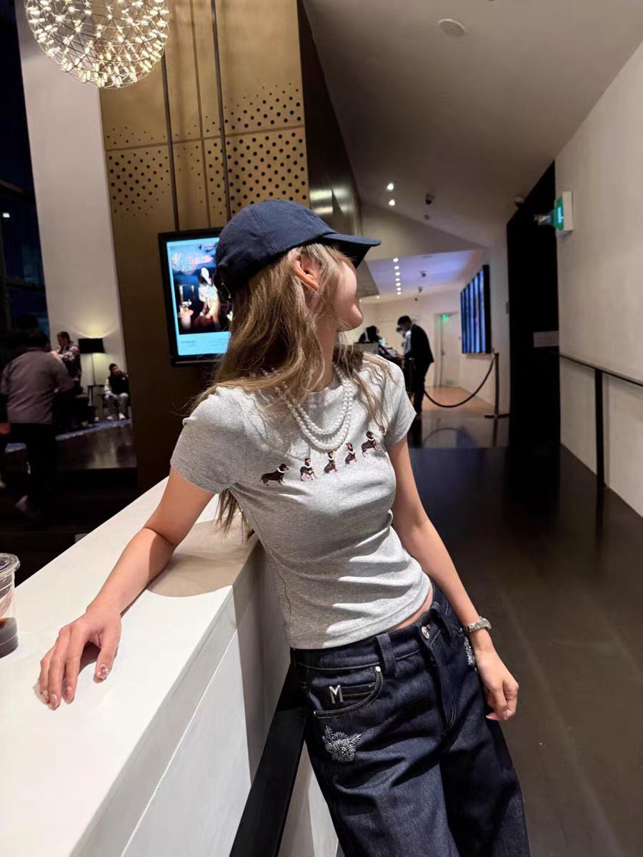 Sausage Dog Print Slim-Fit Short Sleeve T-Shirt for Women - Round Neck Flattering Design, Trendy Jennie-Style Fashion Sausage Dog Print Slim-Fit Short Sleeve T-Shirt for Women - Round Neck Flattering Design, Trendy Jennie-Style Fashion