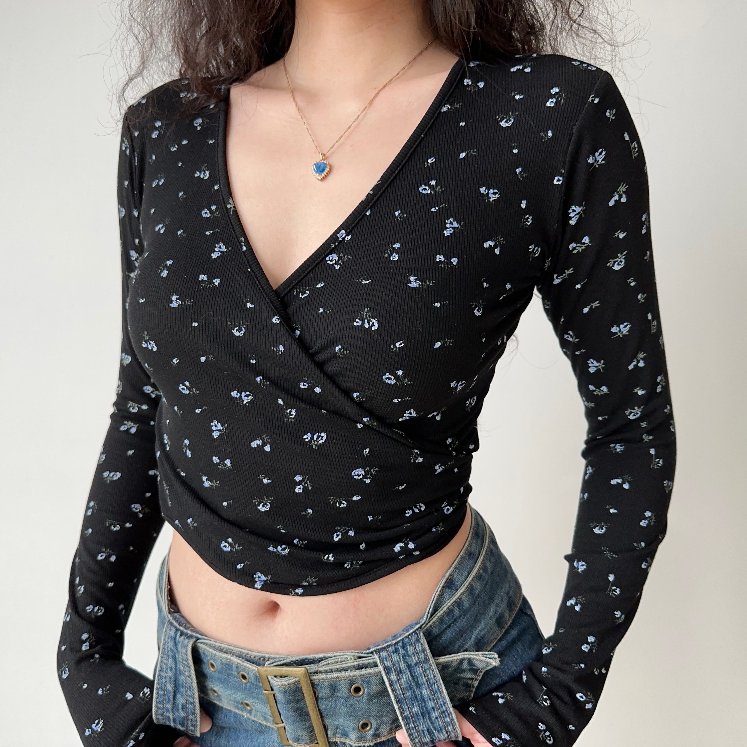 Sexy Floral Tie Cross V-Neck Long Sleeve T-Shirt for Women - European & American Style Slim Fit Short Top, Perfect for Y2K & Casual Wear Sexy Floral Tie Cross V-Neck Long Sleeve T-Shirt for Women - European & American Style Slim Fit Short Top, Perfect for Y2K & Casual Wear