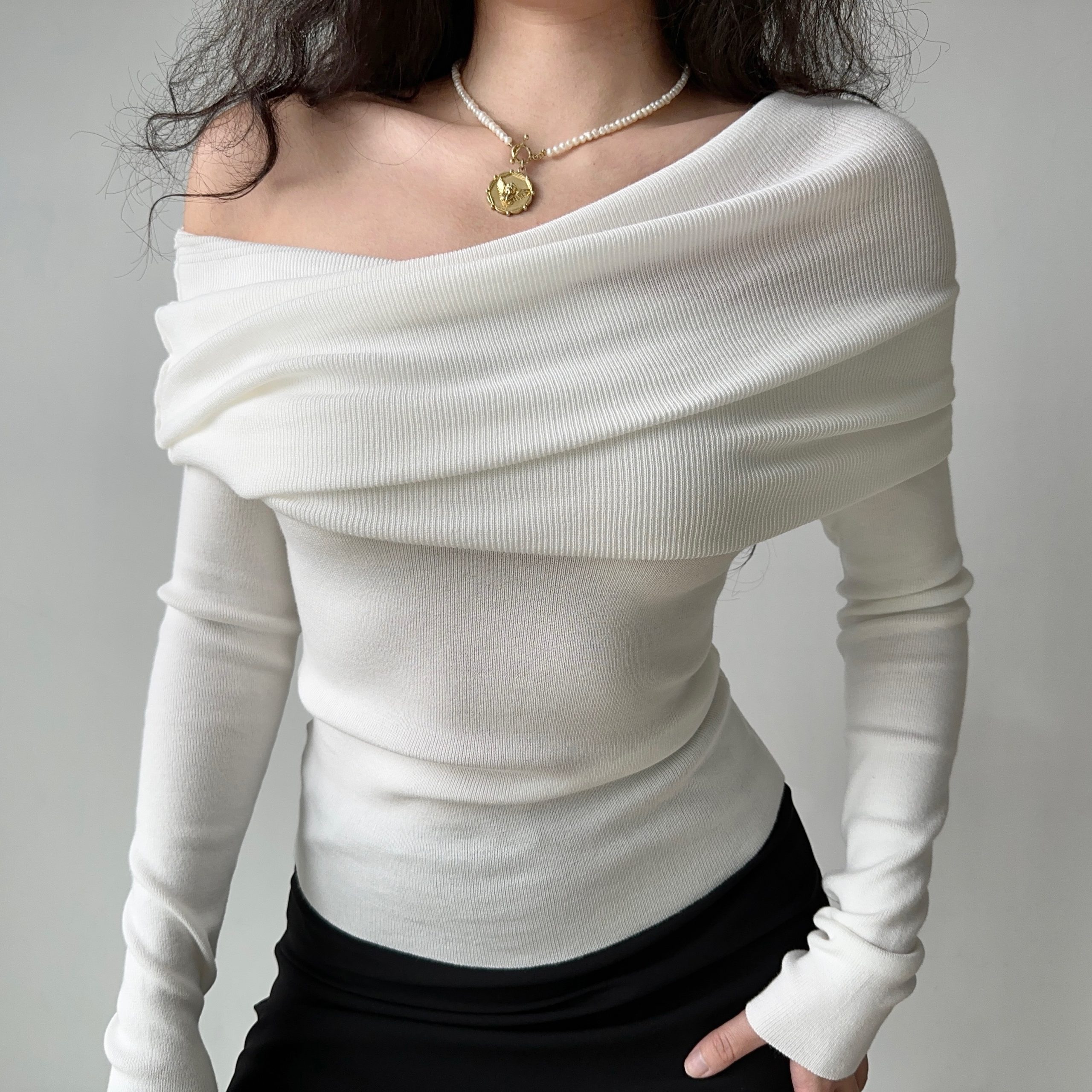 Sexy One-Shoulder Pleated Knitted Top for Women - Slim Fit Flattering Sweater in European and American Style Sexy One-Shoulder Pleated Knitted Top for Women - Slim Fit Flattering Sweater in European and American Style